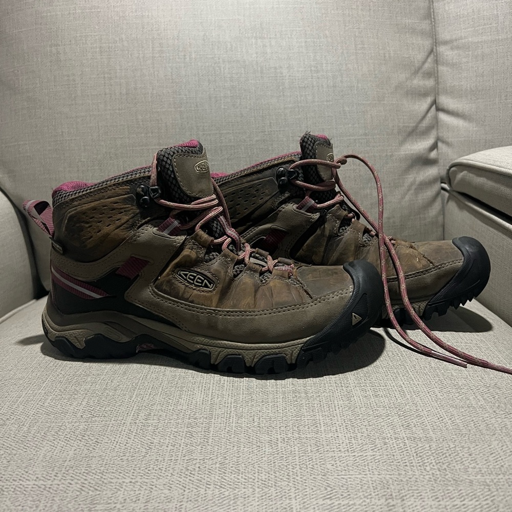 Women’s 8.5 keens